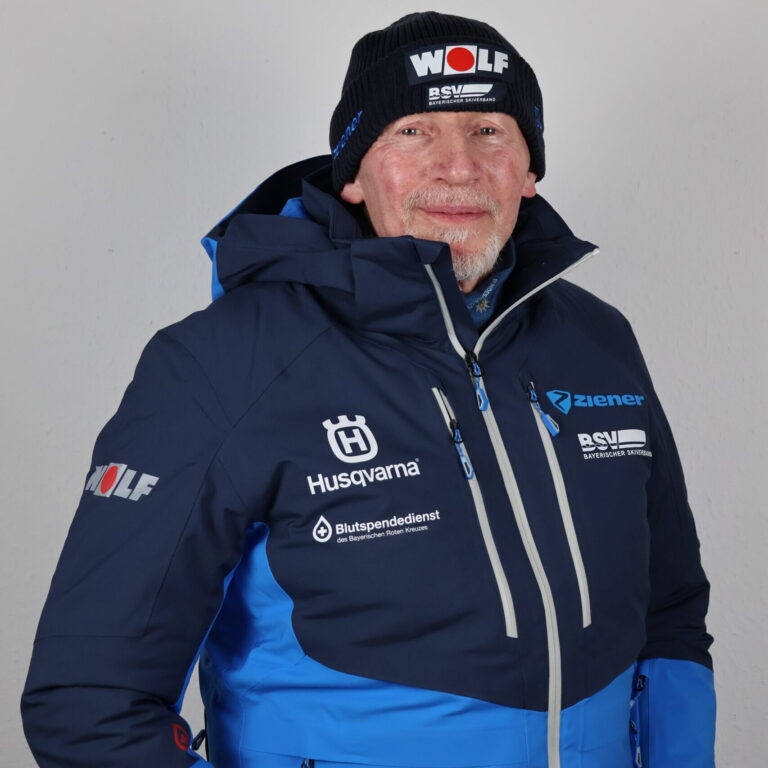 Mann in BSV Jacke & Mütze vor einem weißen Hintergrund