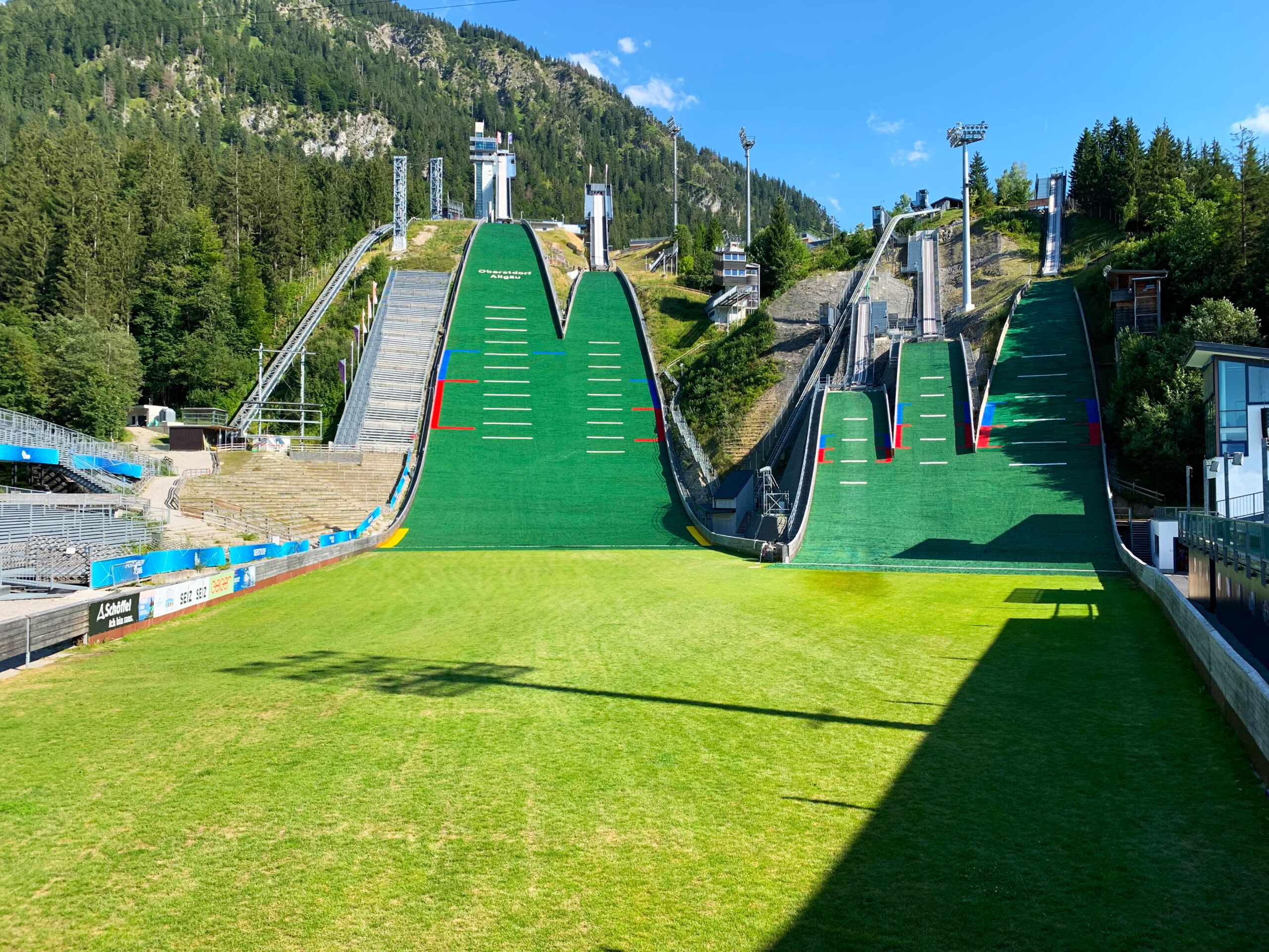 Trainingsbetrieb in der WM-Skisprung Arena Oberstdorf startet