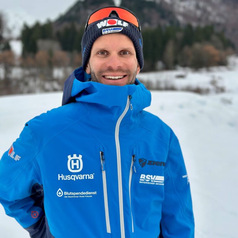 Profilfoto eines Mannes mit Mütze und SKijacke im Schnee