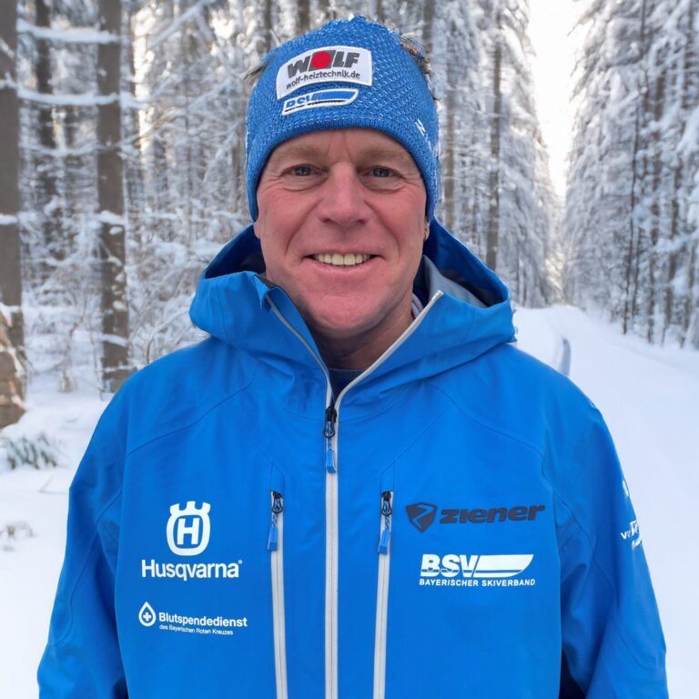 Profilfoto eines Mannes mit Stirnband und SKijacke im Schnee