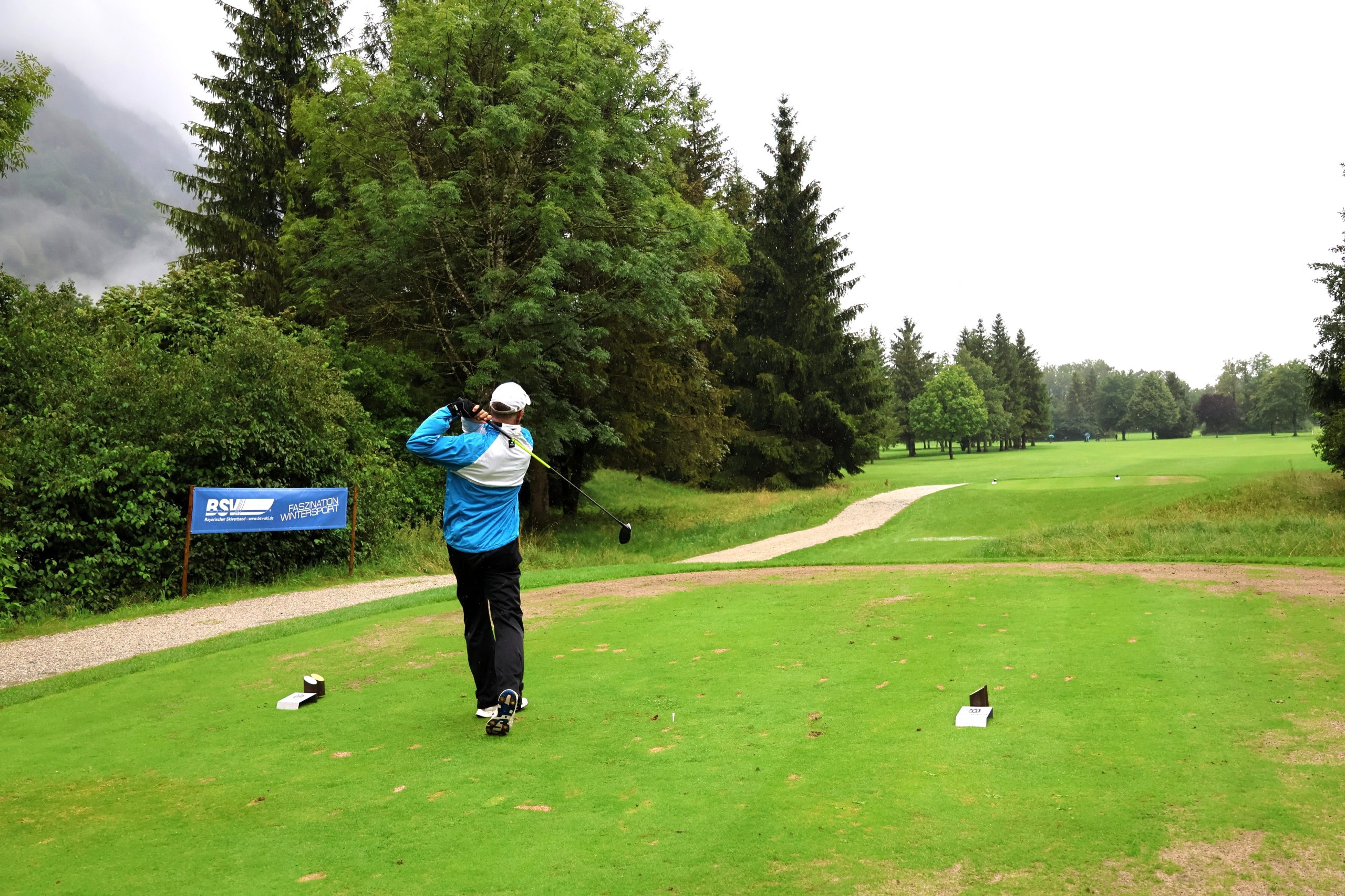Golfspieler auf einem Golfplatz.