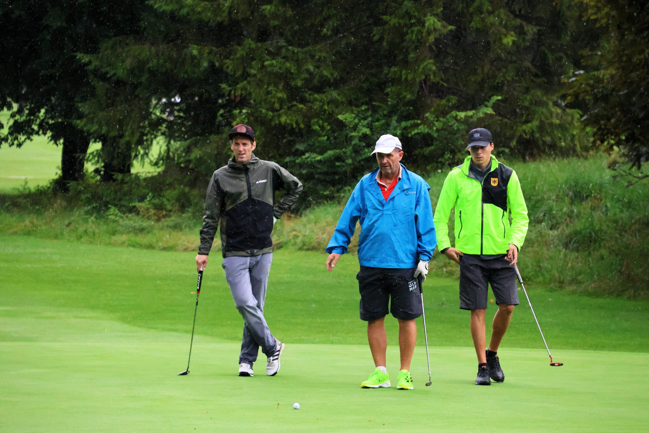 Fritz Dopfer mit seinem Team auf dem Golfplatz.