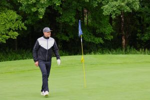 Ex-Skirennläufer Thomas Dreßen auf einem Golfplatz.