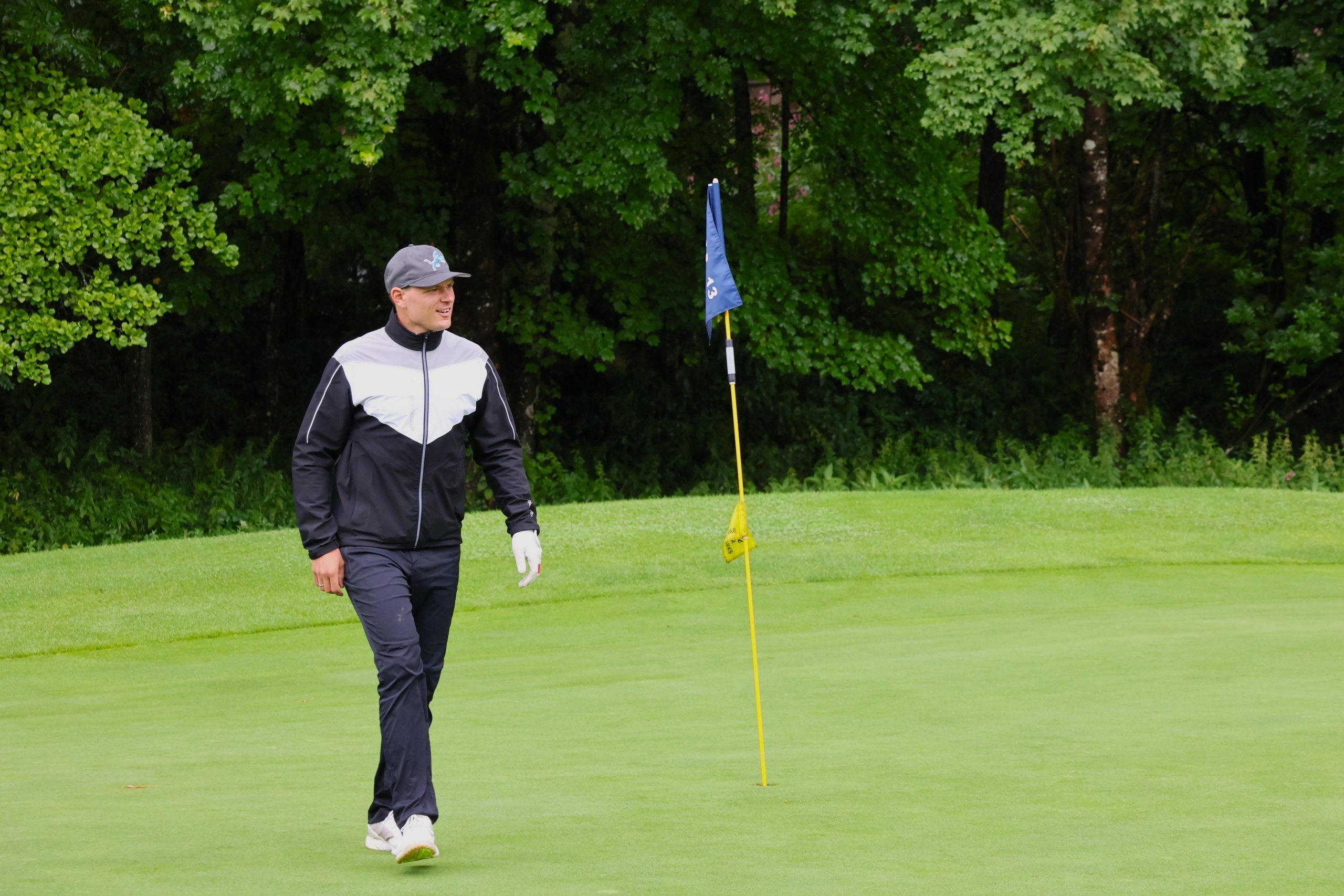 Ex-Skirennläufer Thomas Dreßen auf einem Golfplatz.