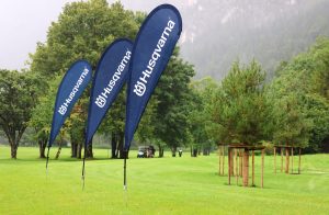 Beachflags von Husqvarna auf einem Golfplatz.
