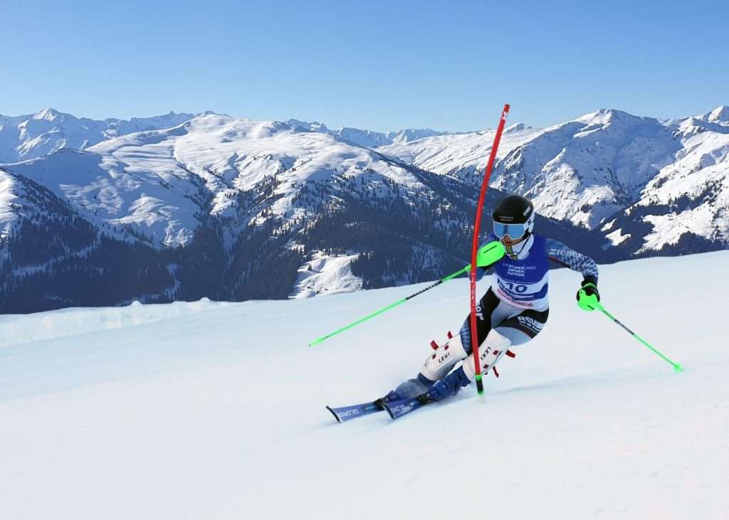 Skifahrer vor Bergen