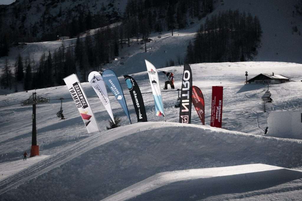 Snowboarder Springt über Schanze