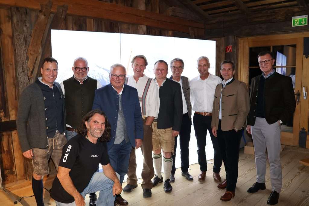Gruppenfoto überwiegend in Tracht