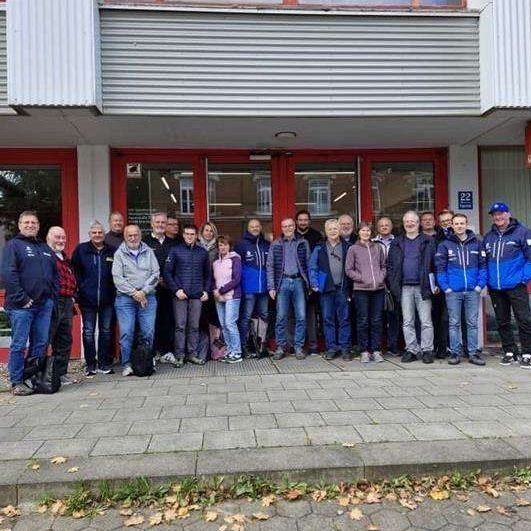 Personengruppe vor Gebäude