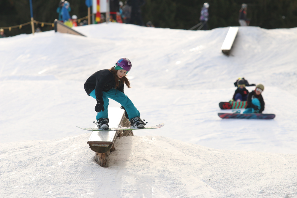 Snowboard Kind im Park