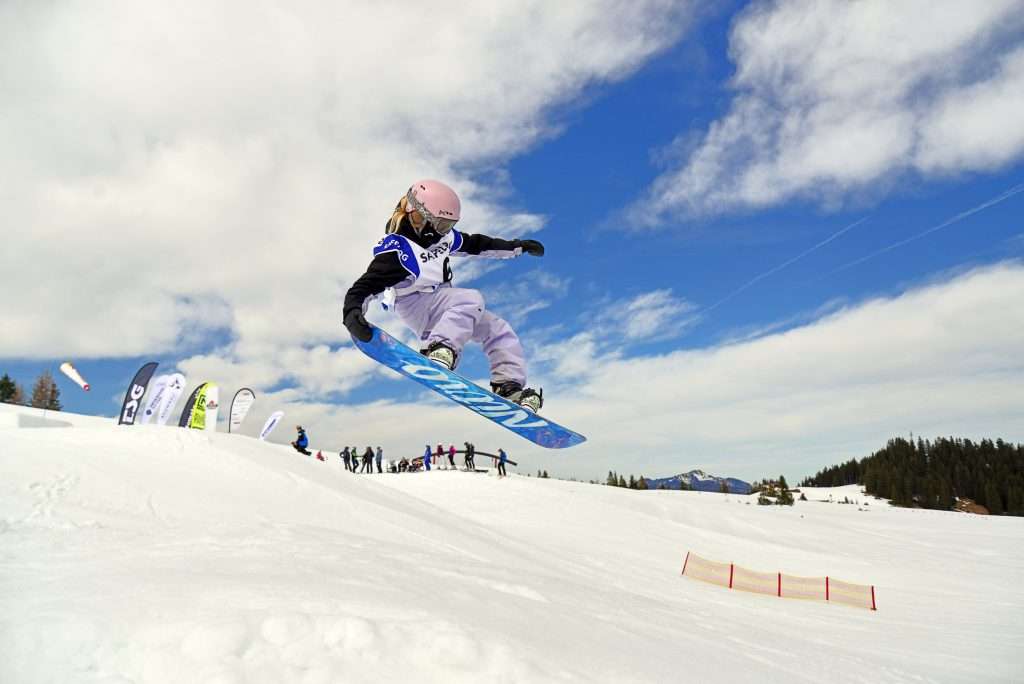 Snowboarder springt in der Luft