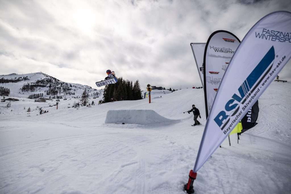 Snowboarder springt in der Luft