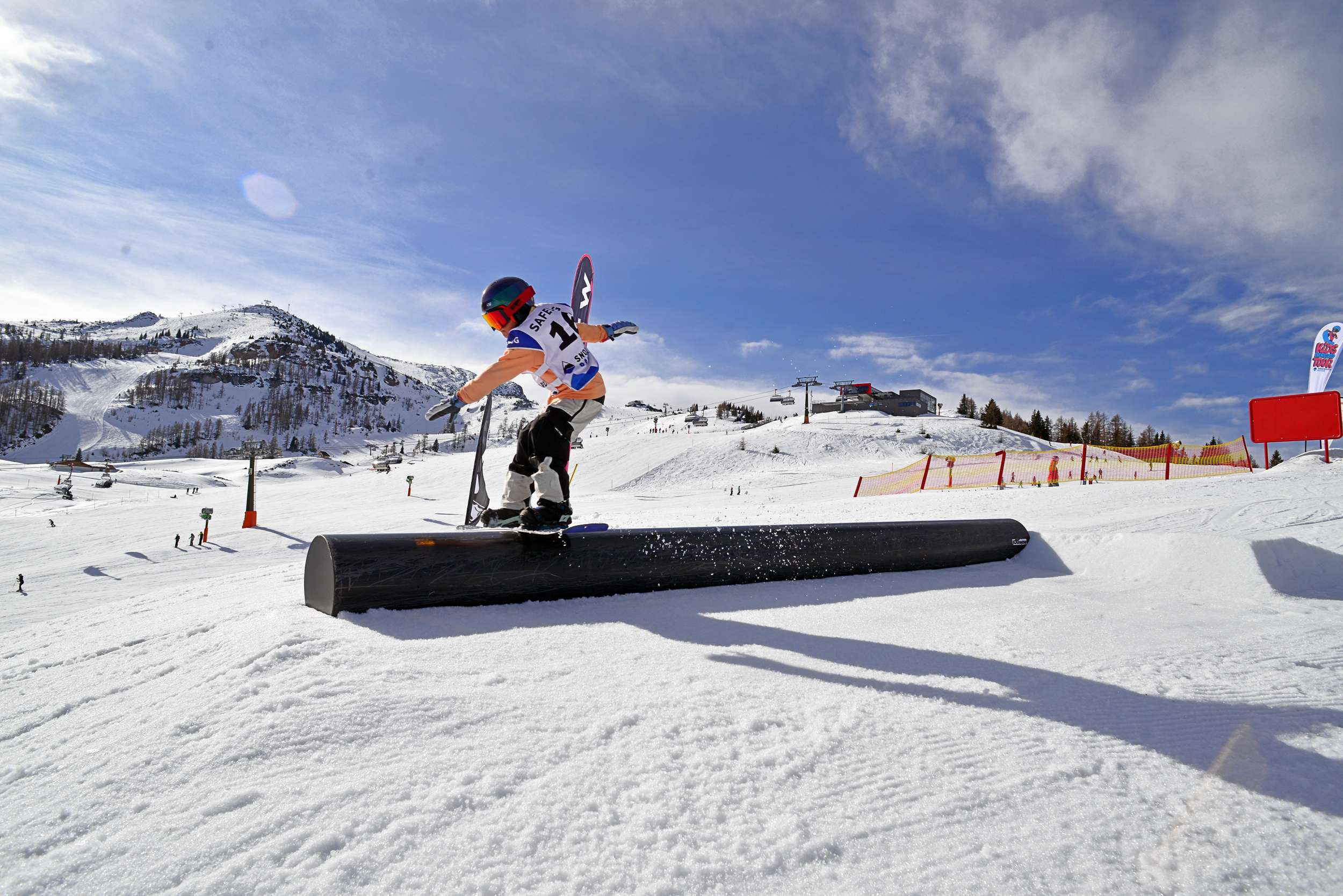 Snowboarder slidet im Park