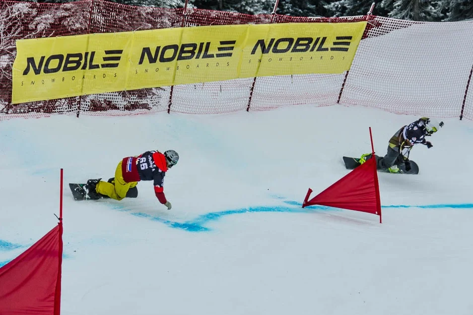Zwei Snowboarder bei einem Rennen