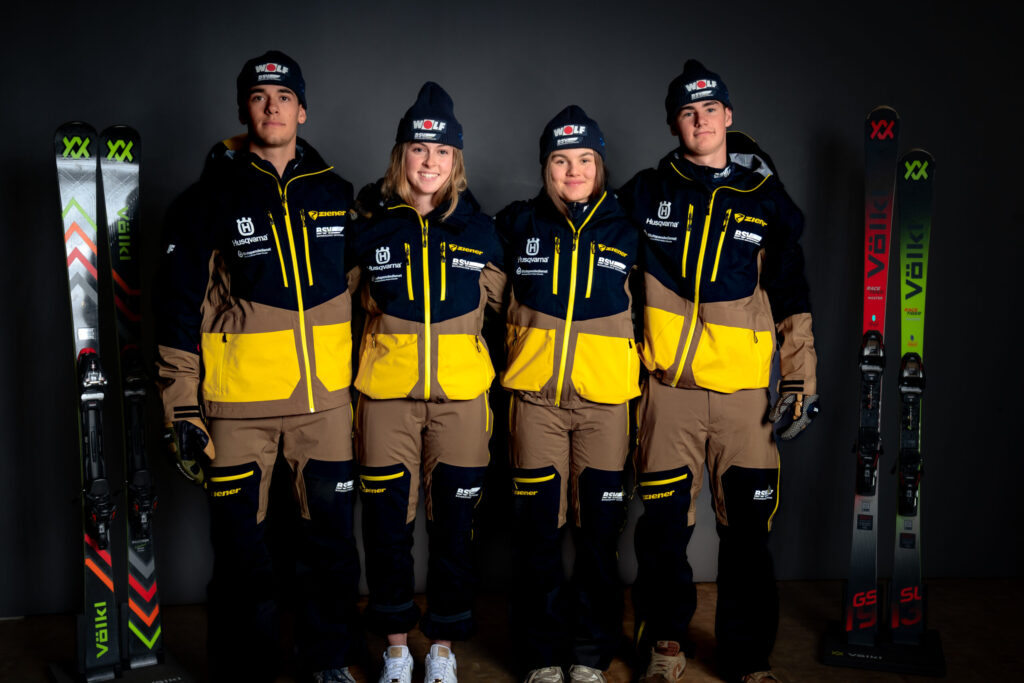 Gruppenfoto in Skiklamotten