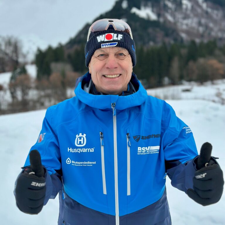 Profilfoto eines Mannes mit Mütze und SKijacke im Schnee