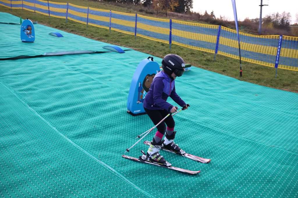 Kind fährt auch Skimattenpark