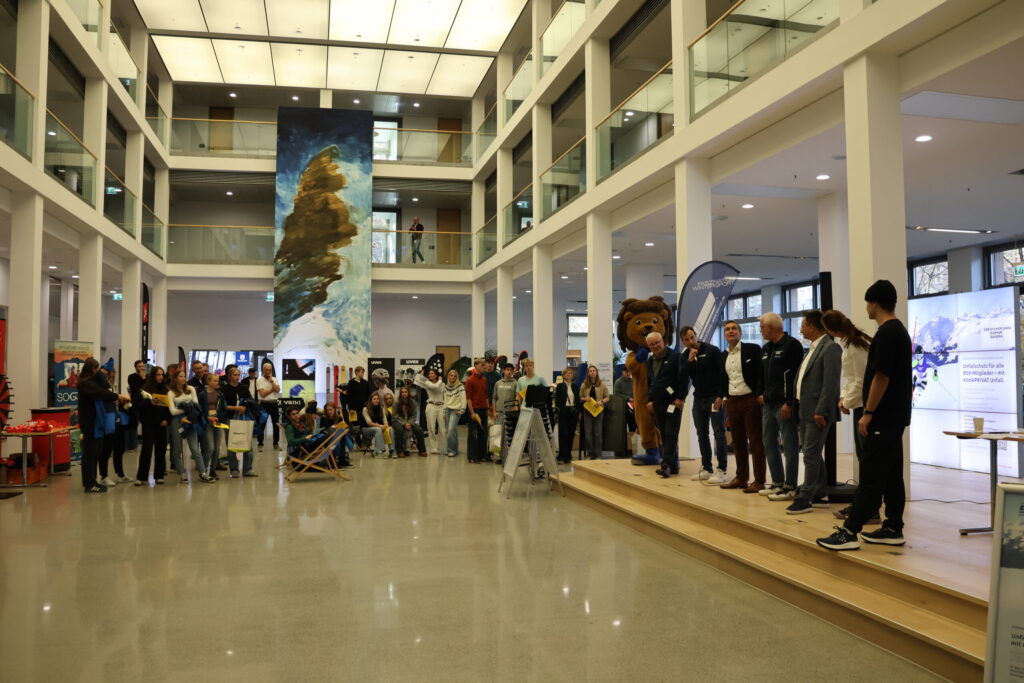 Veranstaltungs raum mit Personen