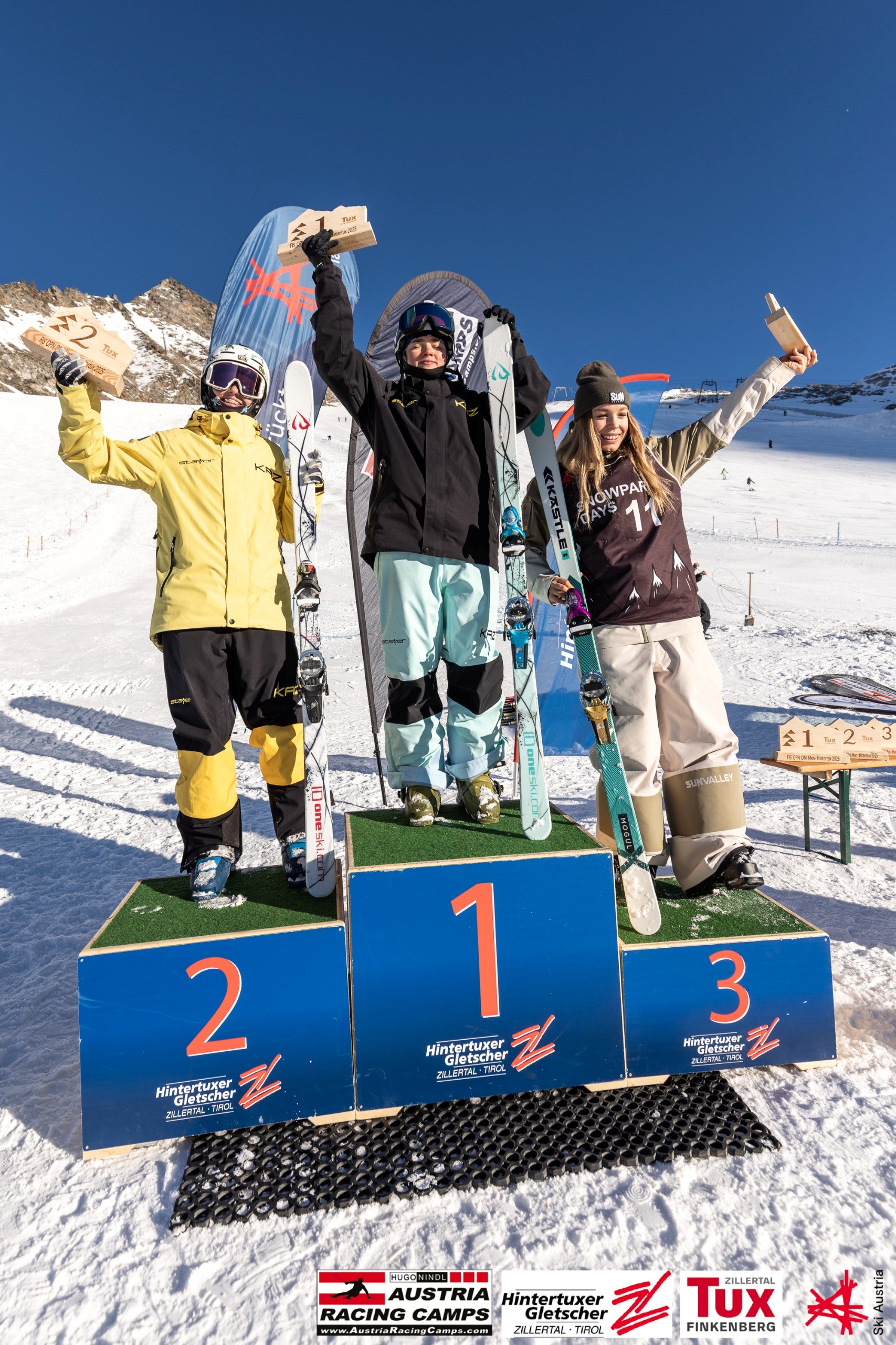3 Personen auf Siegerpodest