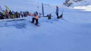 Snowboarderin auf Piste