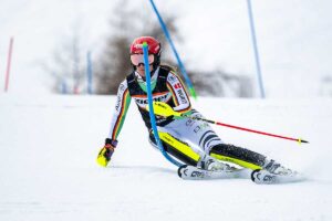 Skifahrerin an Slalomstange