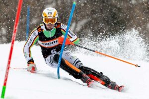 Skifahrer an Slalomstange