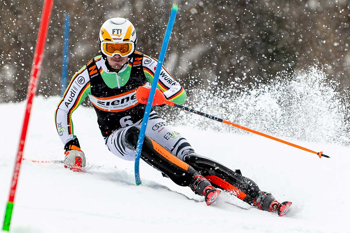 Skifahrer an Slalomstange