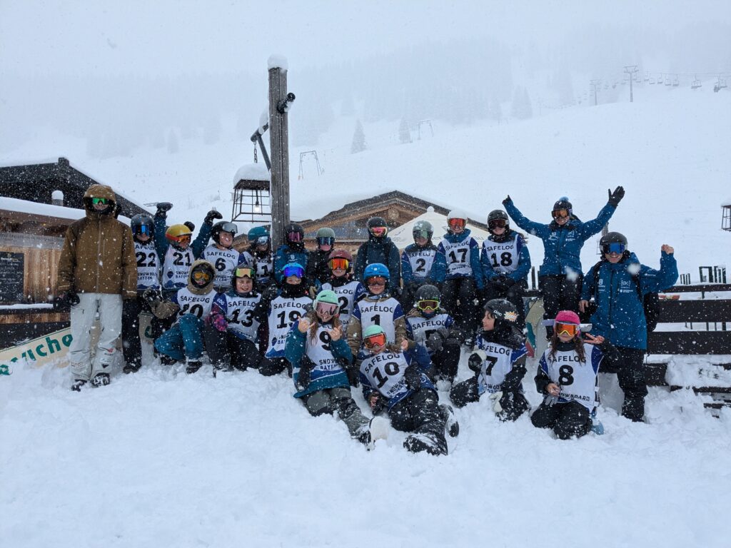 Gruppenbild von Snowbaord Kindern im Schnee
