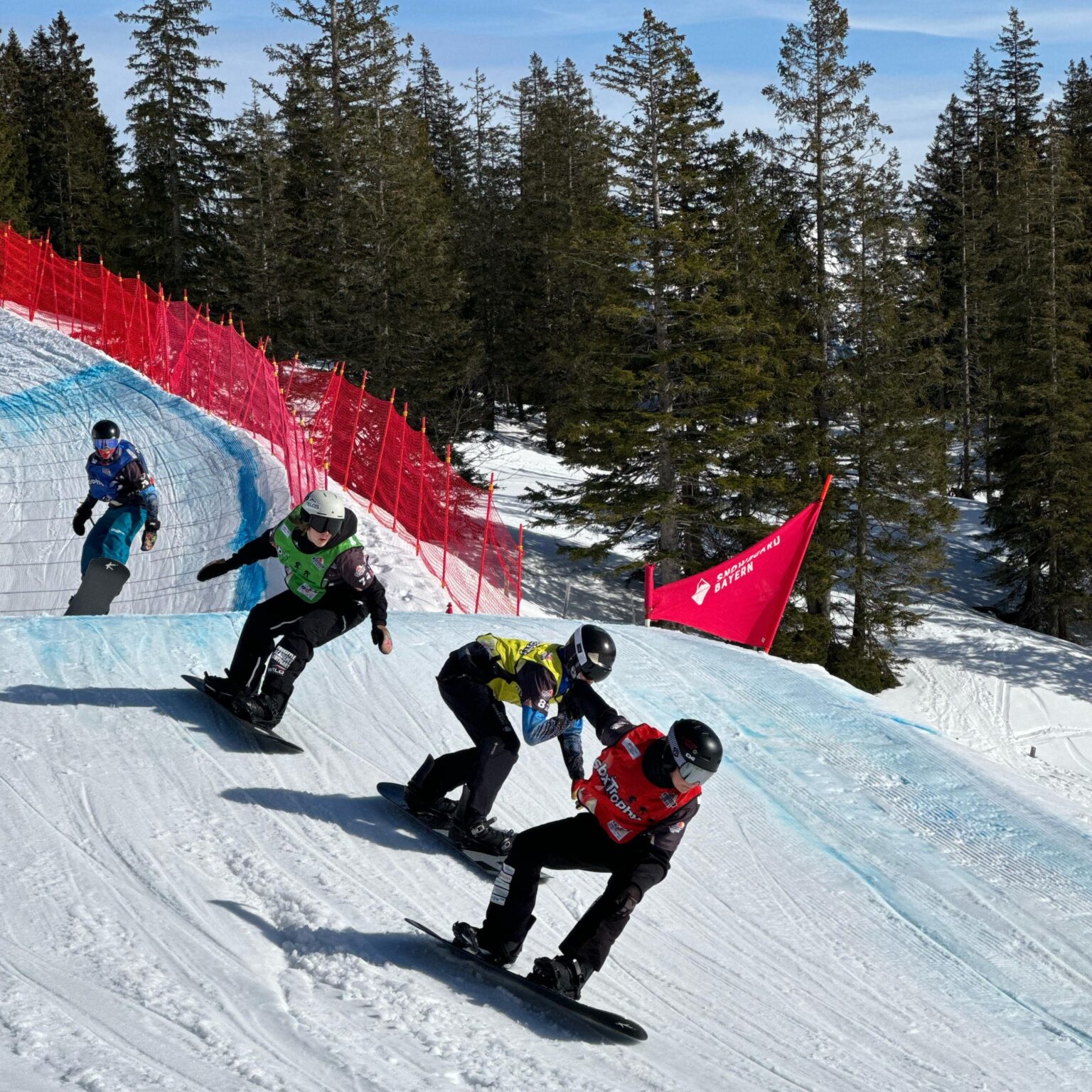 4 Snowboarder fahren eine kurve