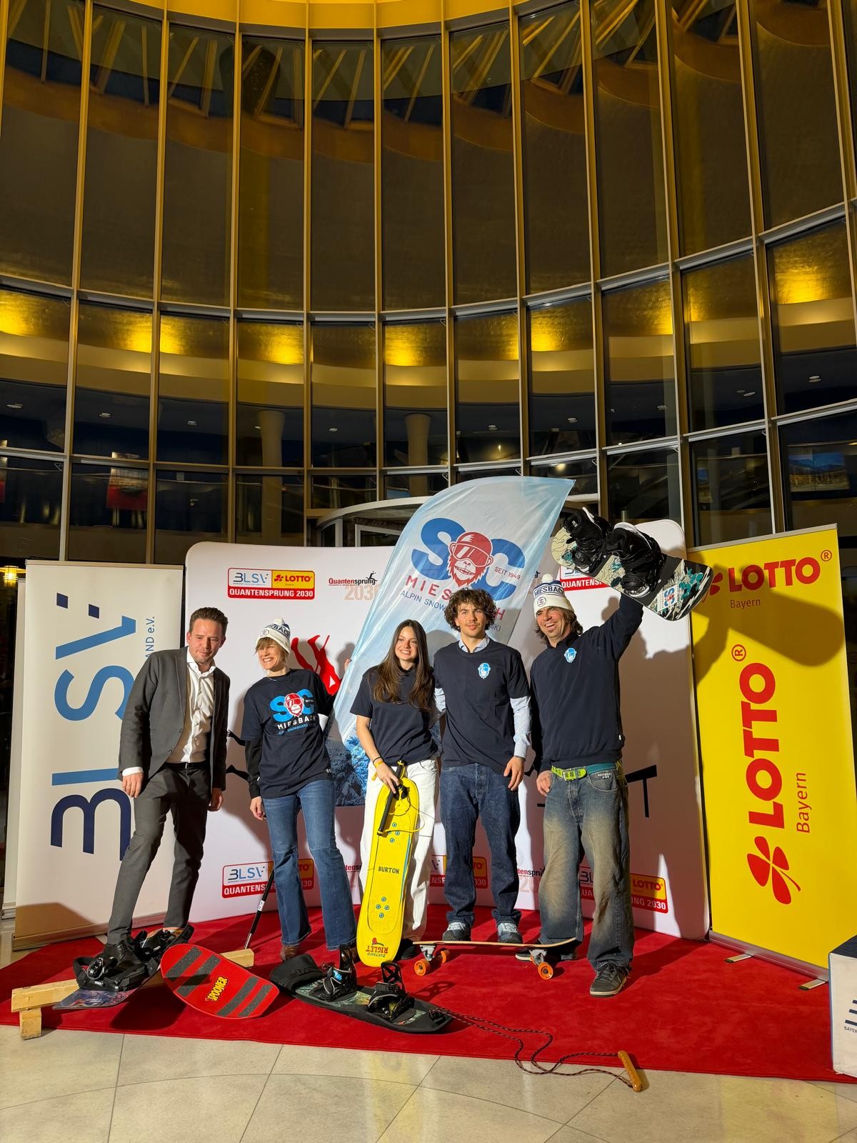 Gruppenfoto mit Snowboard Utensilien