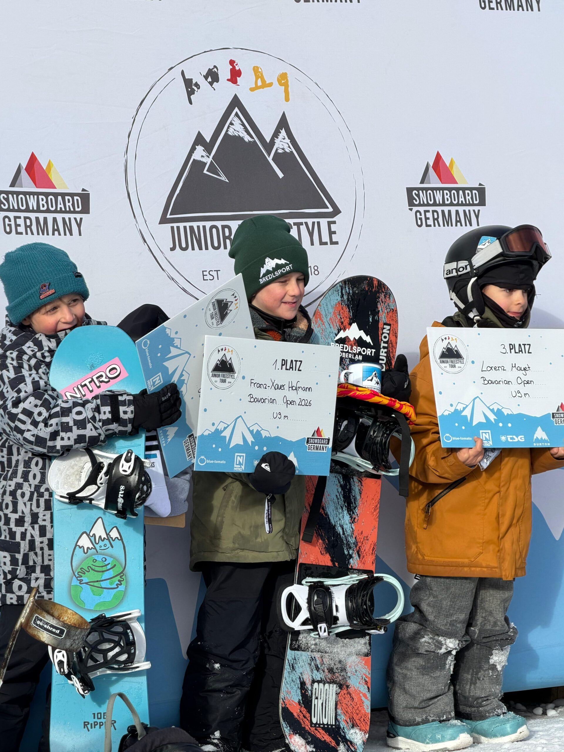 Siegerehrungsfoto von 3 Kids