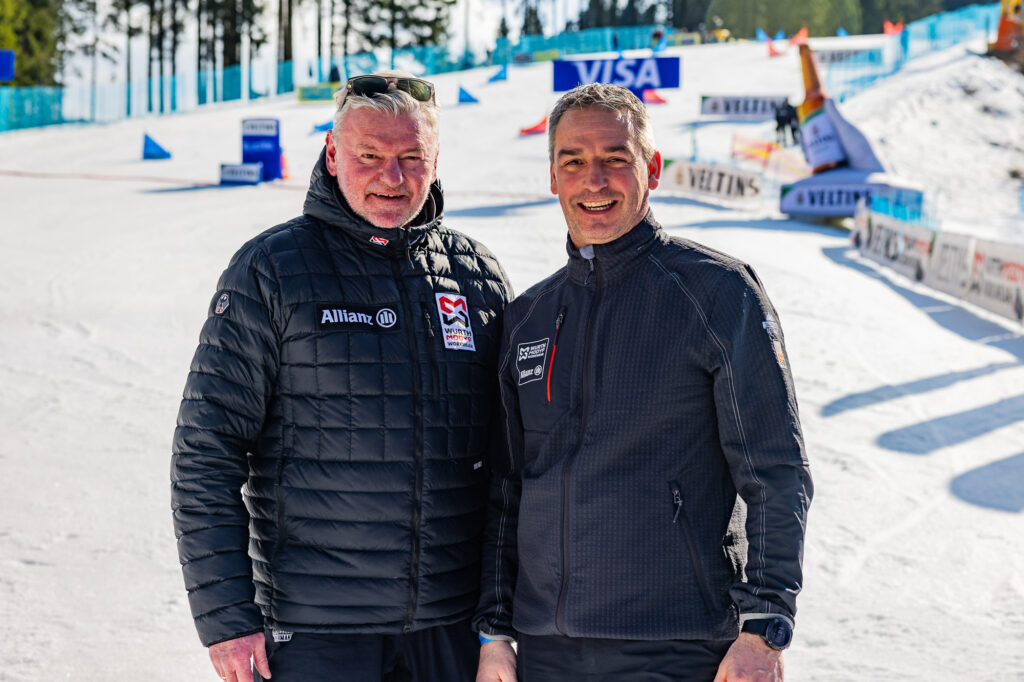 Foto von zwei personen im Schnee