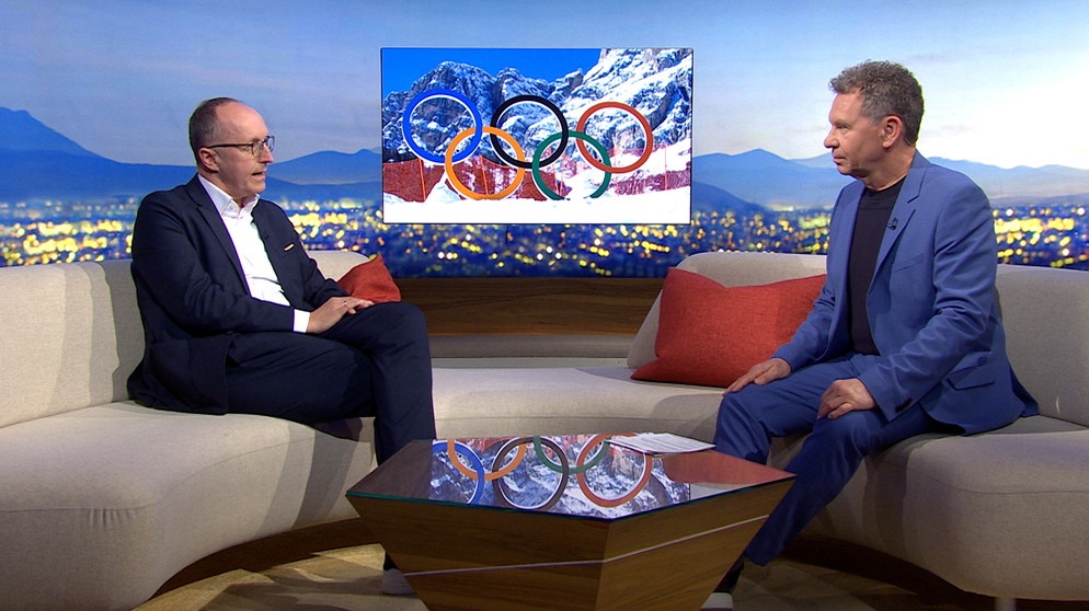 2 Männer sitzen auf Coach bei einer Talkrunde