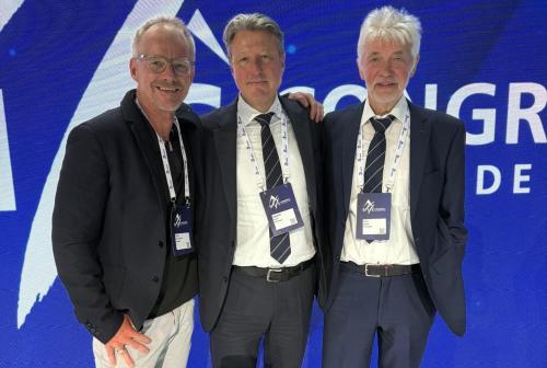 Gruppenbild von drei Männern im Anzug