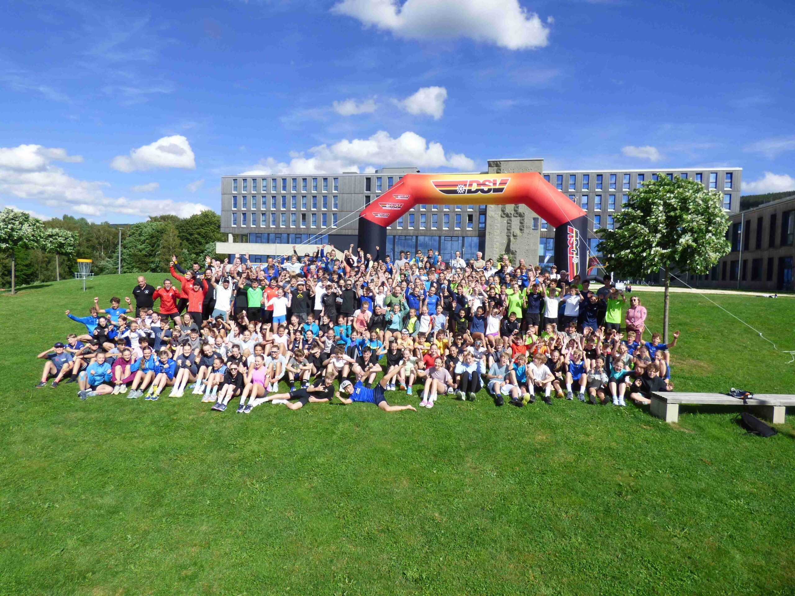 gruppenfoto vor bogen
