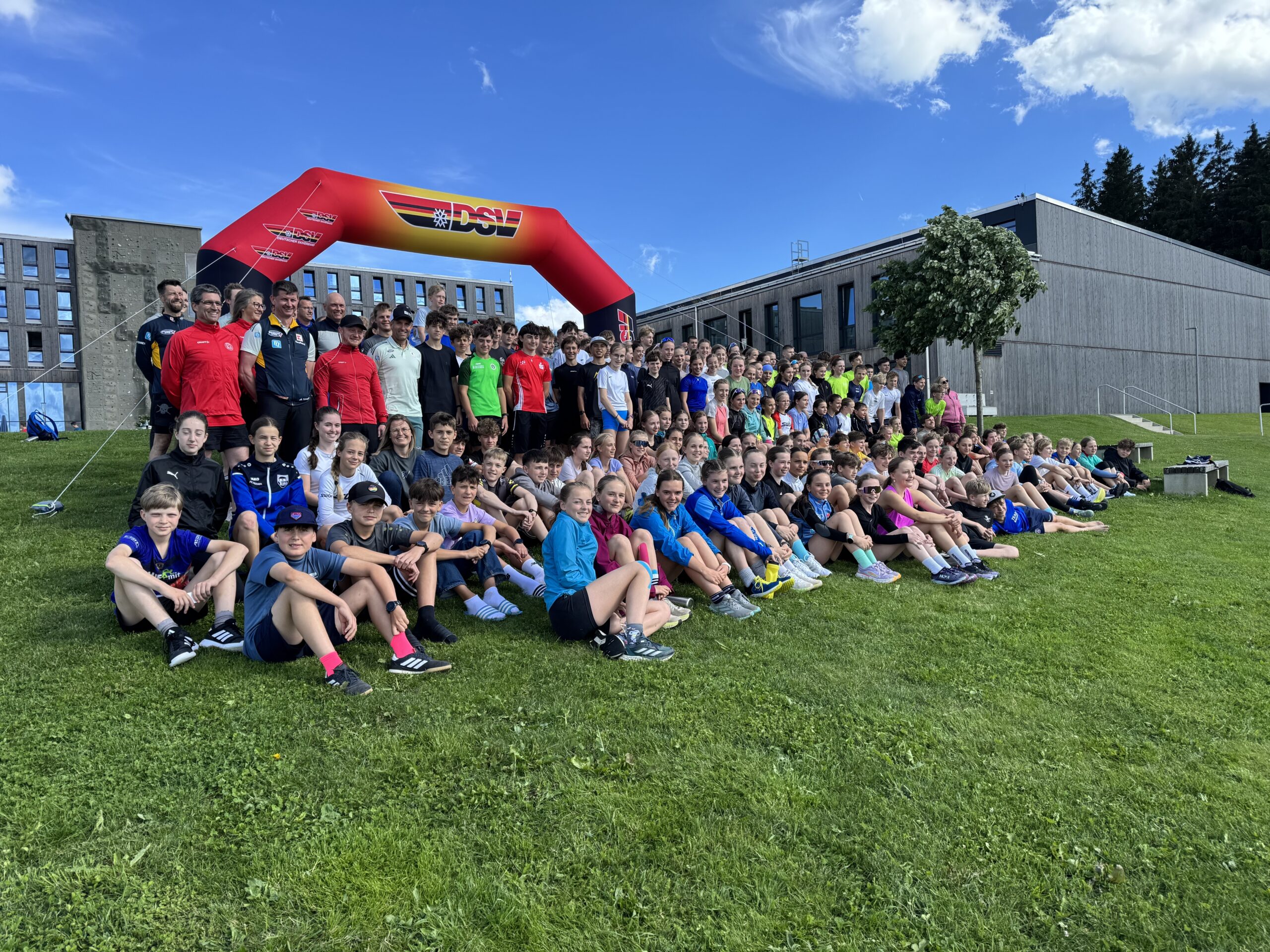gruppenfoto vor bogen