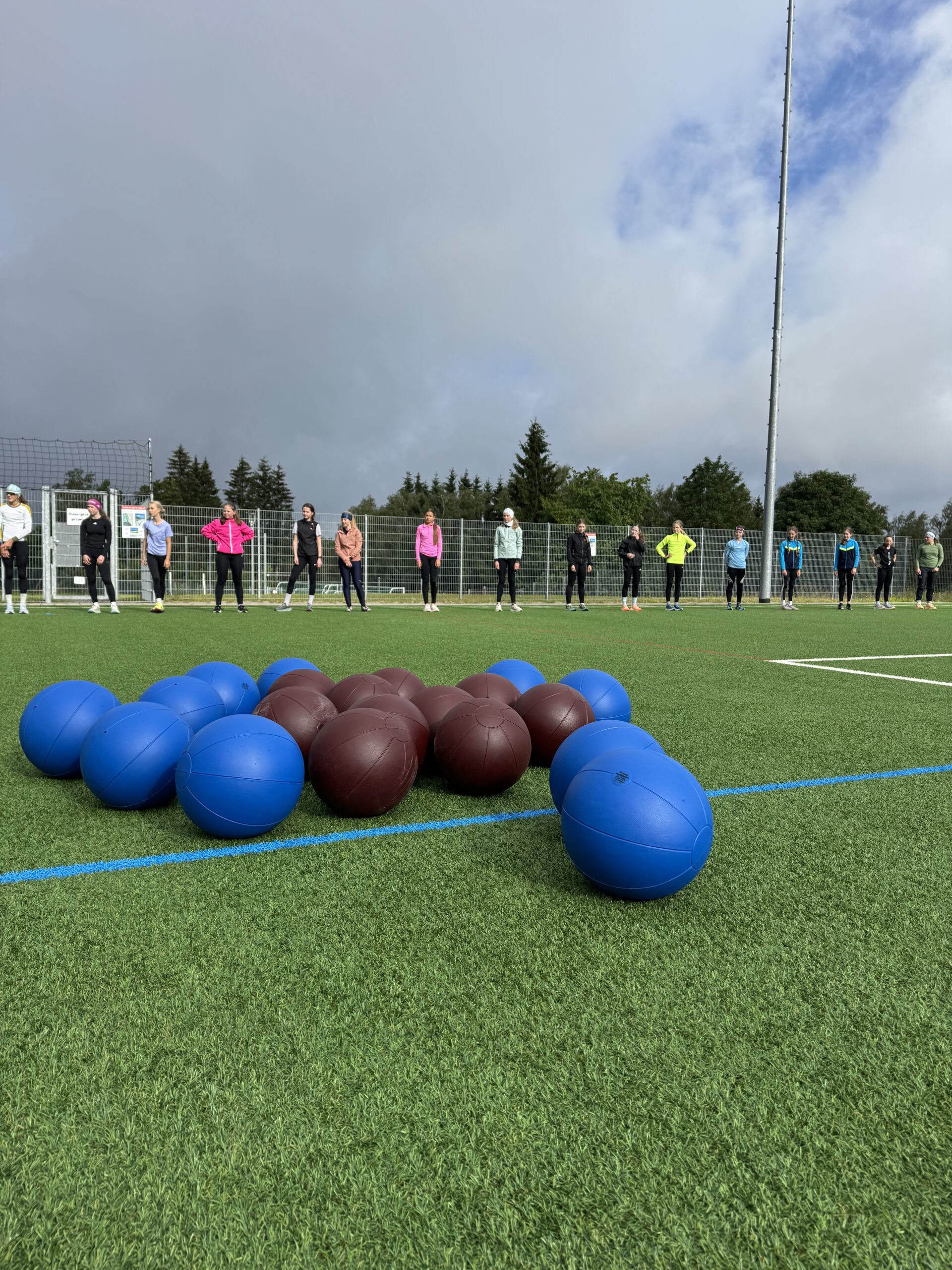 Kinder auf raensportplatz