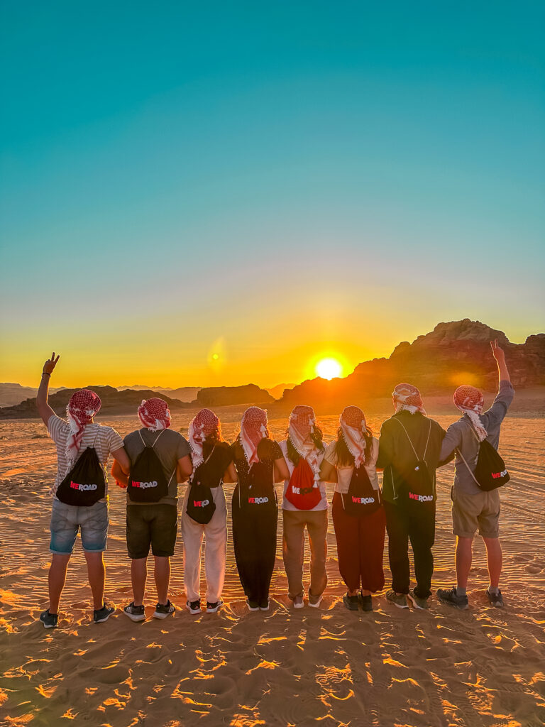 Personen Gruppe macht Foto vor Sonnenuntergang