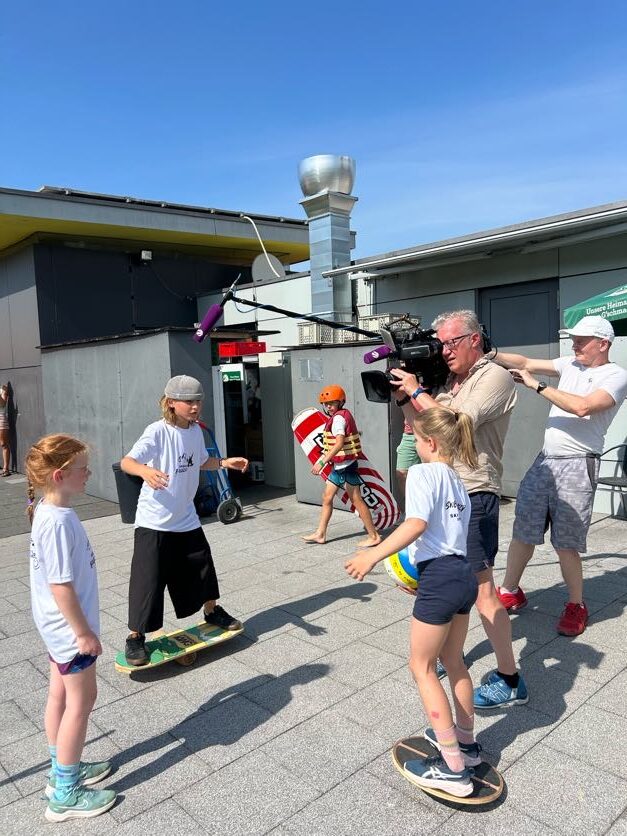 Kids stehen im Kreis auf Wackelbrett