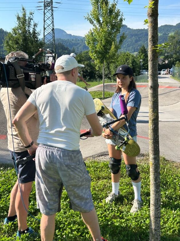 Mädchen wird interviewt vor Skatepark