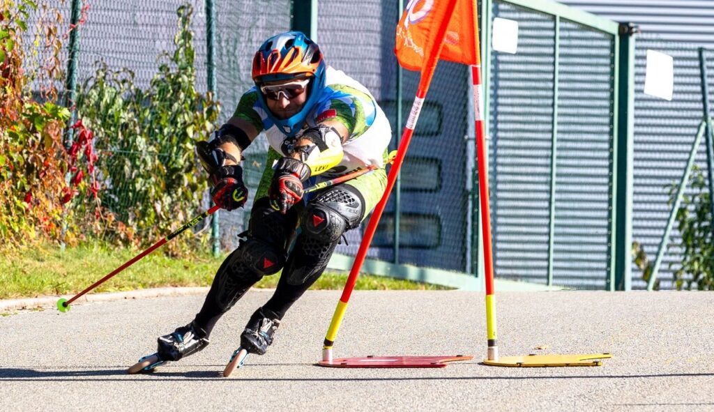 SKiinliner fährt neben Skistange