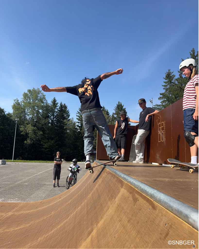 Skater auf Rampe