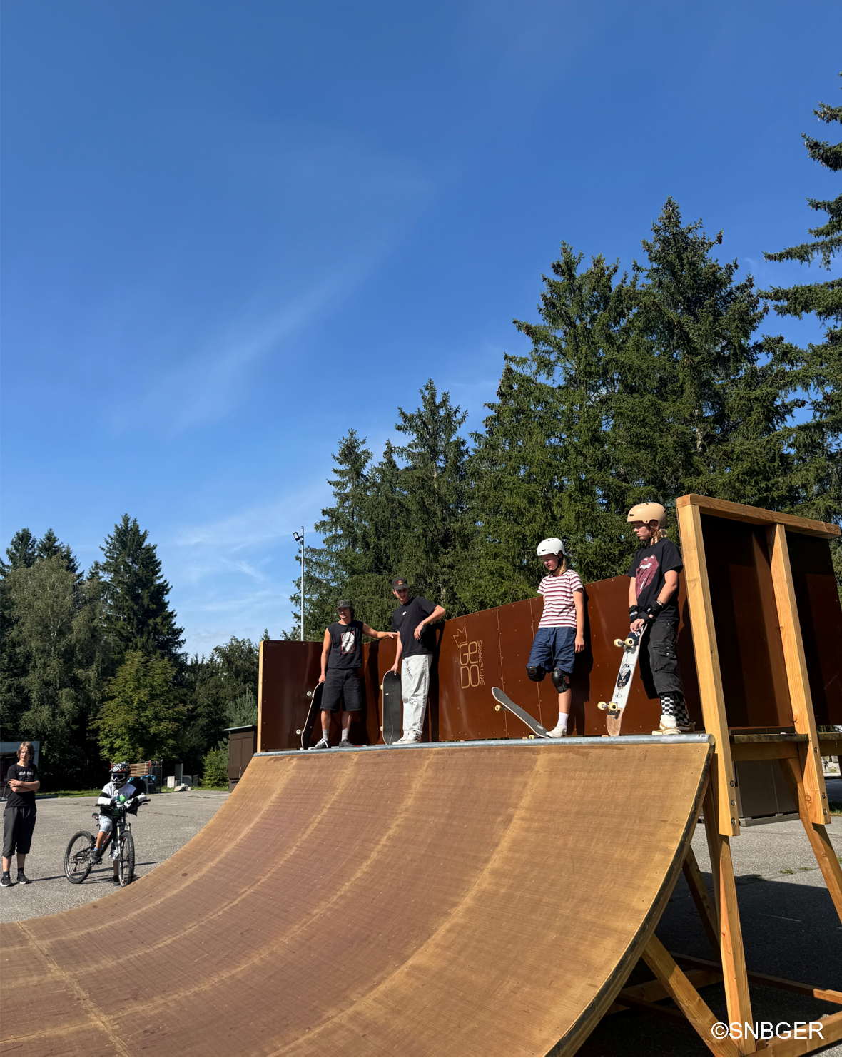 Skater auf Rampe