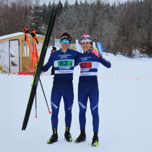 2 Sportler im Schnee
