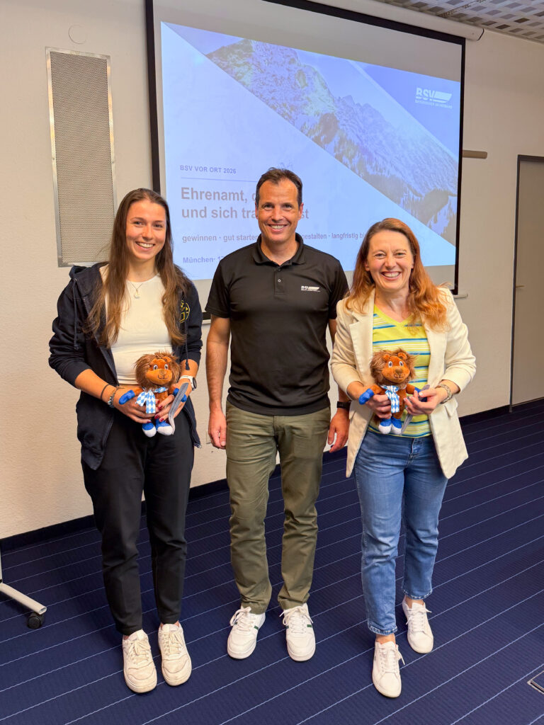 3 Personen stehen vor Beamer/Leinwand
