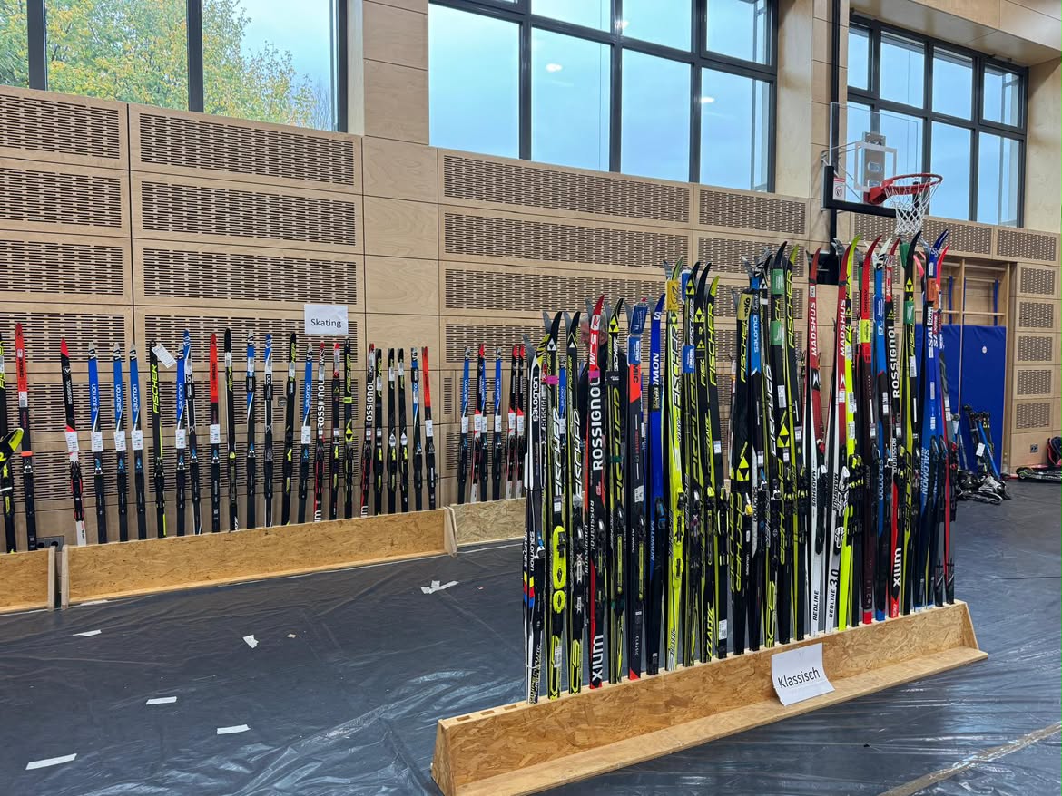 Skisammlung in Turnhalle