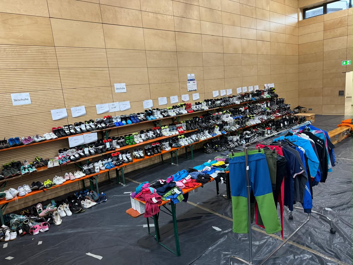 Skischuh und -klamotten Sammlung in der Turnhalle