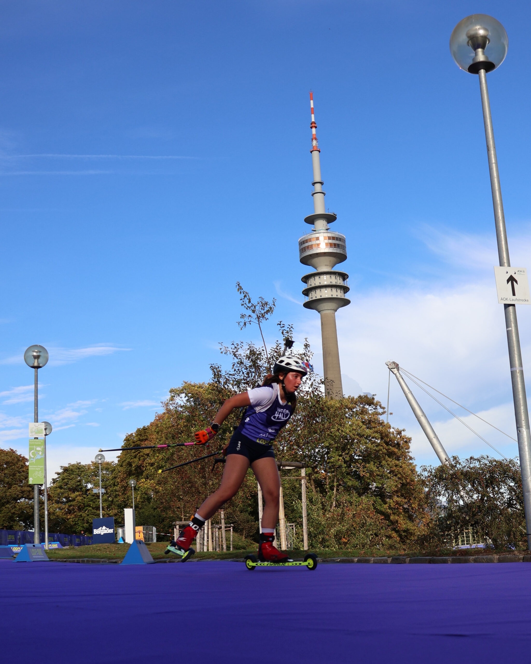 Mädchen mit Schwung auf Skirollern im Olympiapark