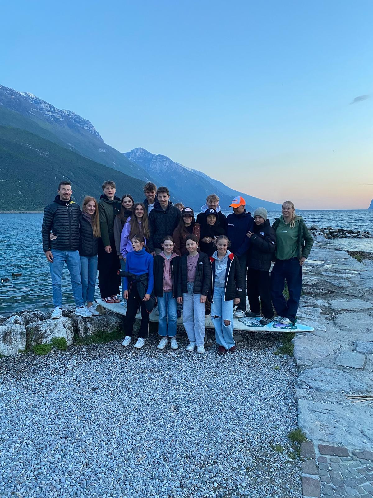 Gruppenbild am Wasser vor Bergen
