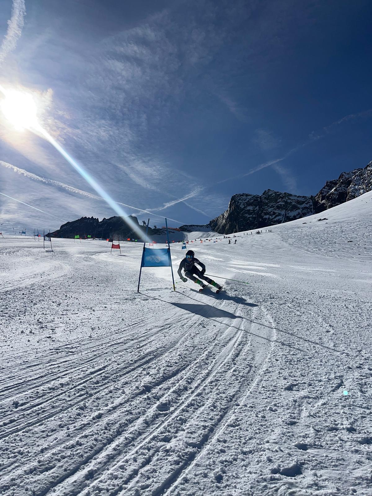 Skifahrer fährt um ein blaues Tor